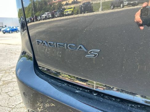 Used 2022 Chrysler Pacifica Limited w/ S Appearance Package FWD image 12