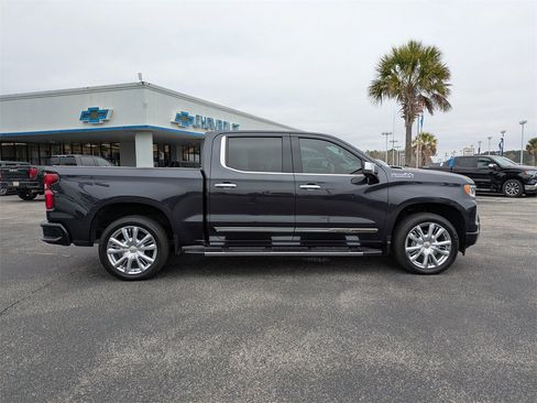 Used 2022 Chevrolet Silverado 1500 High Country w/ Technology Package image 3