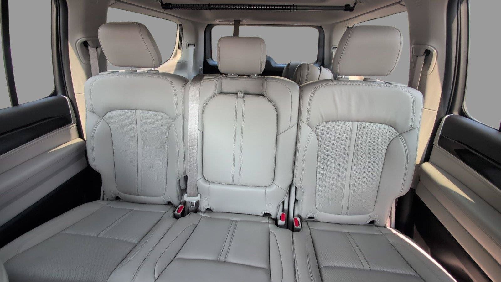 Used 2023 Jeep Wagoneer 4WD w/ Premium Group I image 32