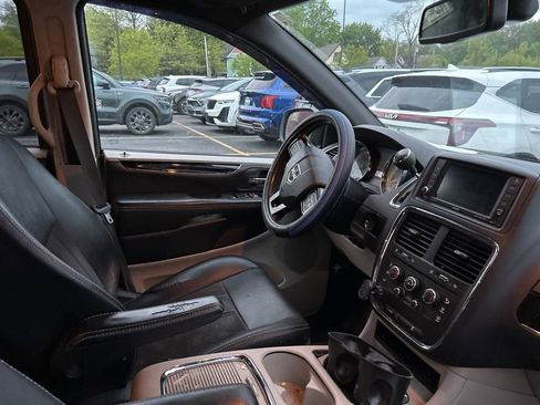 Used 2019 Dodge Grand Caravan SXT FWD image 9