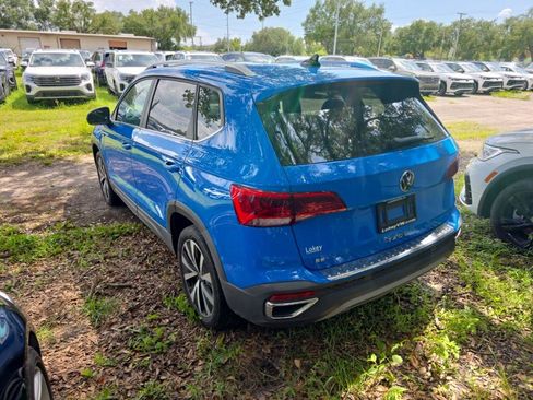 Used 2022 Volkswagen Taos SE w/ Panoramic Sunroof Package FWD image 3