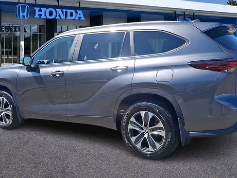 Used 2024 Toyota Highlander XLE AWD/4WD image 6