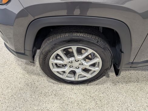 Used 2024 Jeep Compass Latitude AWD/4WD image 9