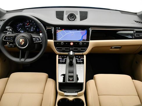 Certified 2025 Porsche Macan image 23