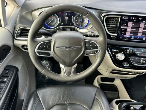 Used 2022 Chrysler Pacifica Touring-L image 17