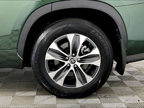 Used 2023 Toyota Highlander XLE image 8