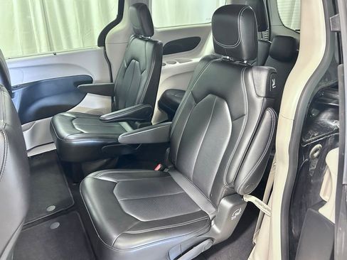 Used 2023 Chrysler Pacifica Touring-L image 19