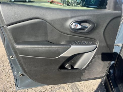 Used 2018 Jeep Cherokee Latitude Plus image 13