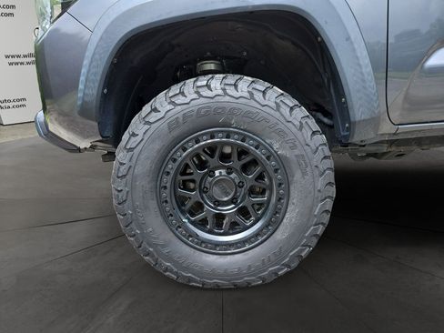 Used 2020 Toyota Tacoma TRD Off-Road w/ Technology Package AWD/4WD image 14