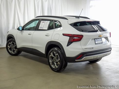 Used 2025 Chevrolet Trax LT w/ LT Convenience Package image 8