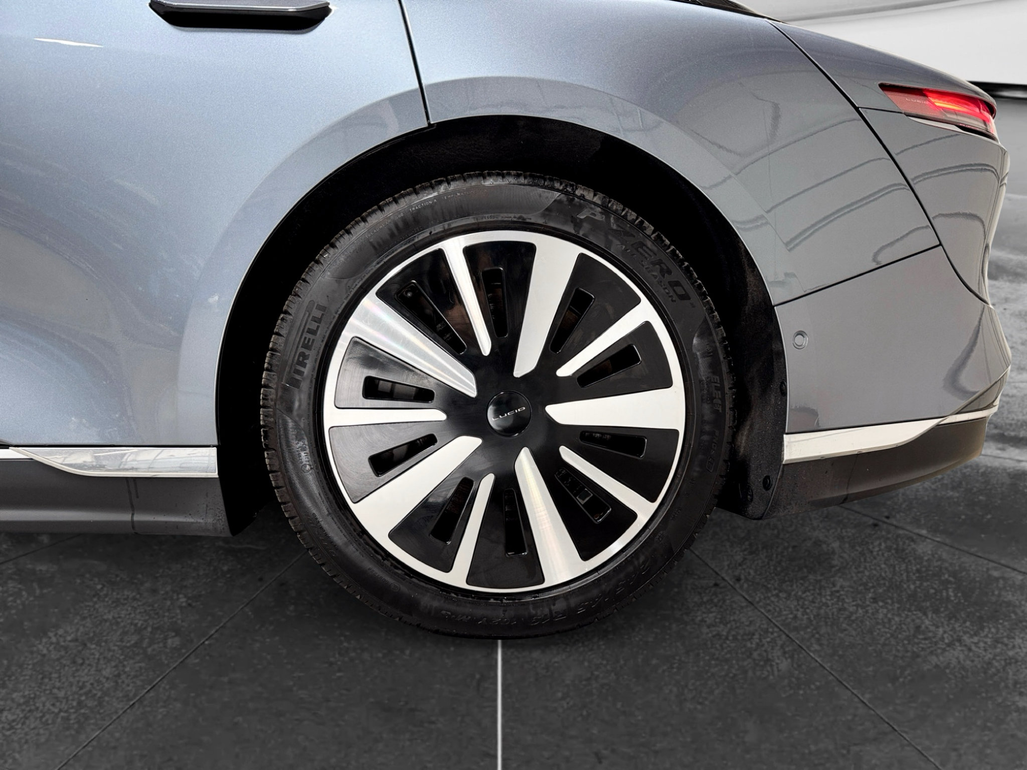 Used 2025 Lucid Air Touring AWD/4WD image 31