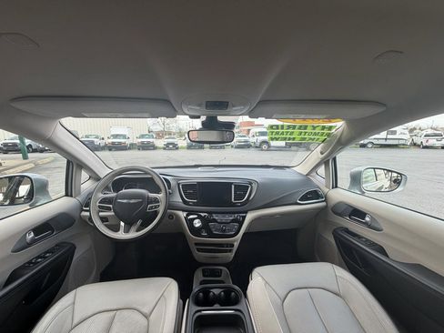 Used 2017 Chrysler Pacifica Platinum FWD image 15
