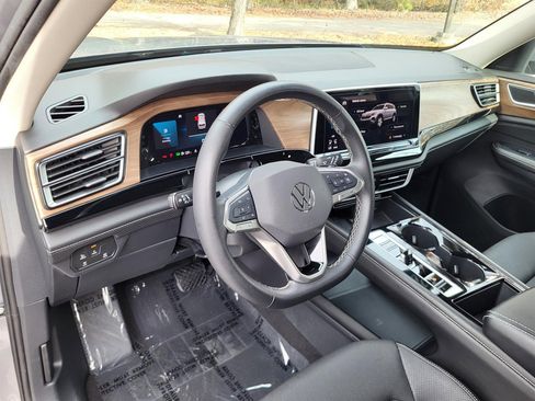 Used 2024 Volkswagen Atlas SE image 11
