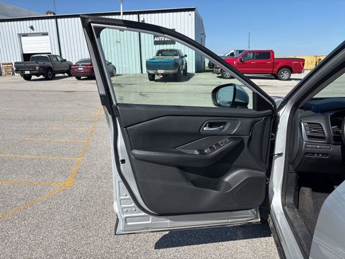 Used 2025 Nissan Rogue SV image 28