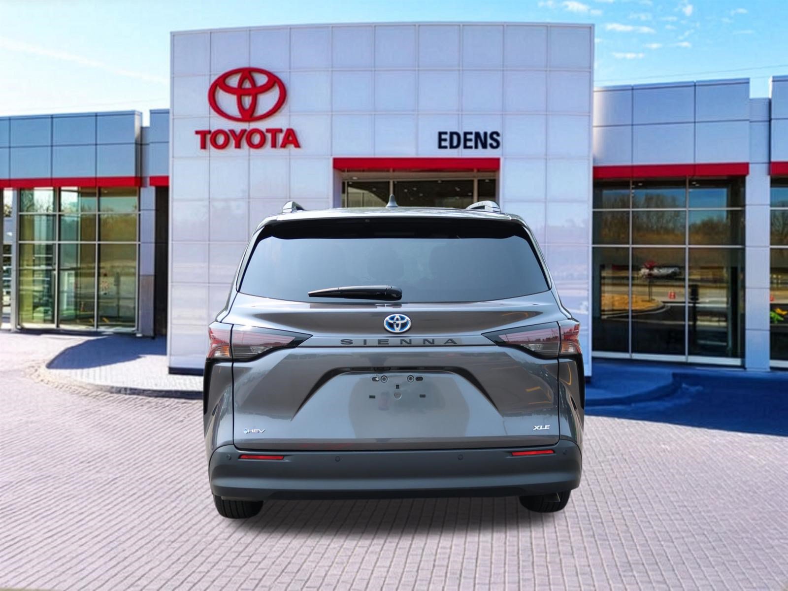 Certified 2025 Toyota Sienna XLE FWD image 4