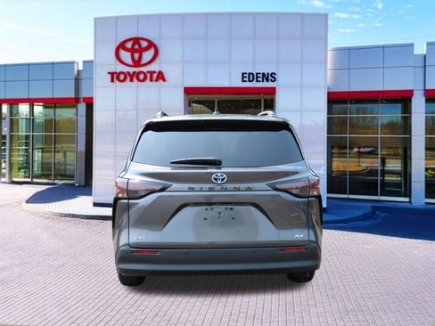 Used 2025 Toyota Sienna XLE FWD image 4