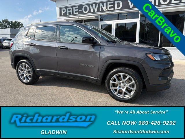 Used 2024 Jeep Compass Latitude AWD/4WD image 1