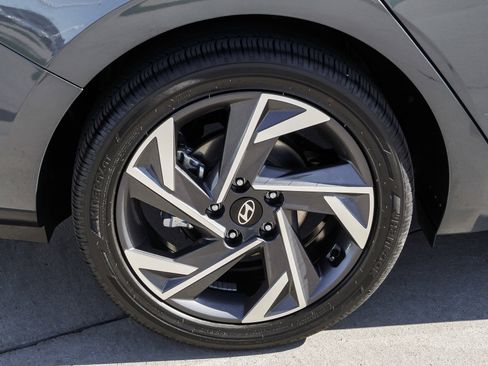 Used 2025 Hyundai Elantra Limited FWD image 11