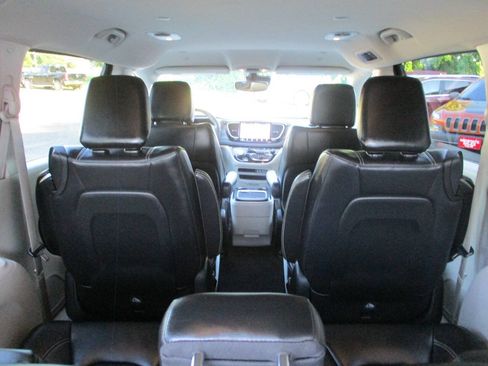 Used 2023 Chrysler Pacifica Touring-L FWD image 22