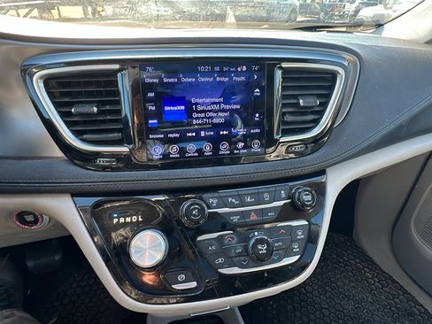 Used 2017 Chrysler Pacifica Limited image 32