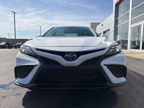 Used 2023 Toyota Camry SE FWD image 2