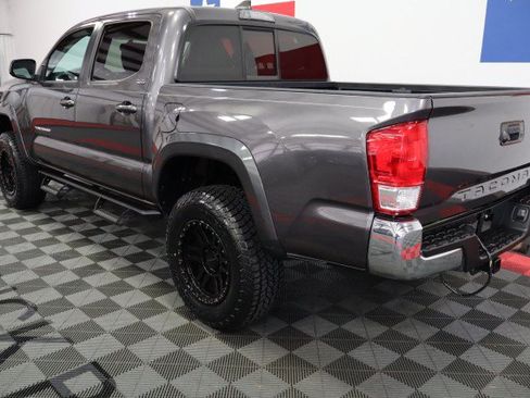 Used 2017 Toyota Tacoma SR5 w/ Tow Package RWD image 11