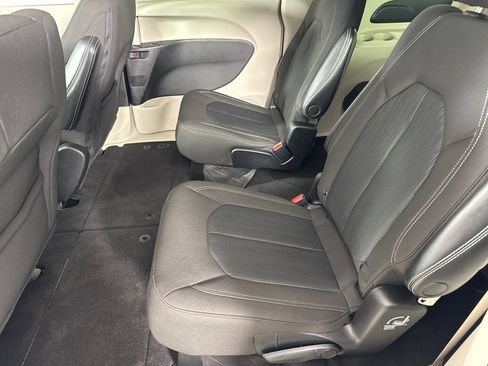 Used 2022 Chrysler Voyager LX image 21