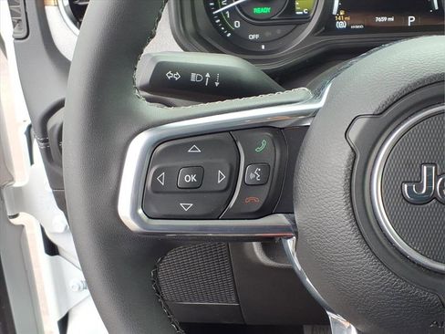Used 2025 Jeep Wrangler Unlimited Sahara AWD/4WD image 11