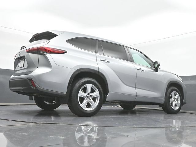 Used 2023 Toyota Highlander LE AWD/4WD image 44