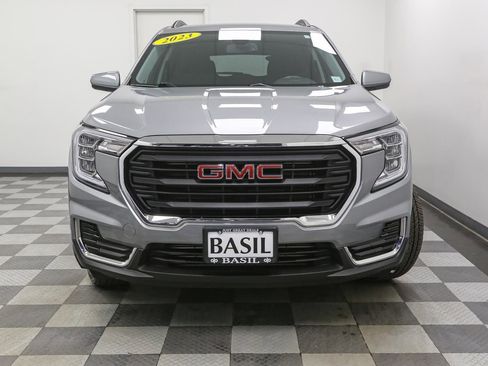 Used 2023 GMC Terrain SLE w/ Driver Convenience Package AWD/4WD image 3