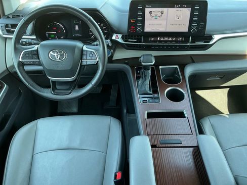 Used 2024 Toyota Sienna XLE FWD image 17
