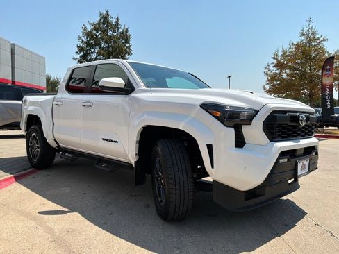 Used 2024 Toyota Tacoma TRD Sport w/ TRD Sport Upgrade Package RWD image 4