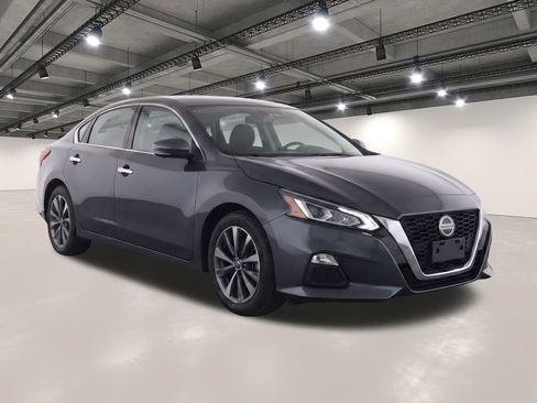 Used 2022 Nissan Altima 2.5 SV FWD image 2