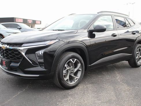 Used 2025 Chevrolet Trax LT w/ LT Convenience Package image 3