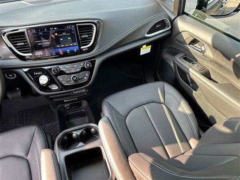 New 2025 Chrysler Pacifica Select image 18