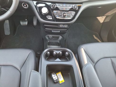 Certified 2025 Chrysler Pacifica Select AWD/4WD image 14