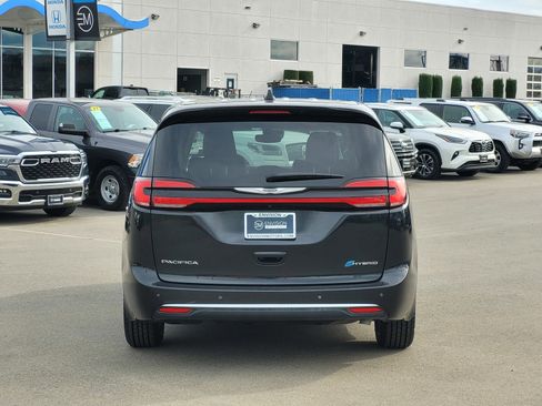 Used 2023 Chrysler Pacifica Touring-L image 6