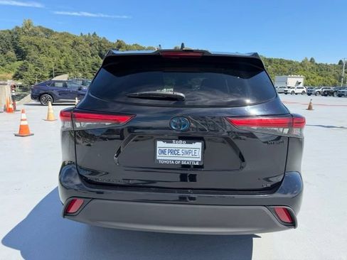 Used 2020 Toyota Highlander LE AWD/4WD image 4