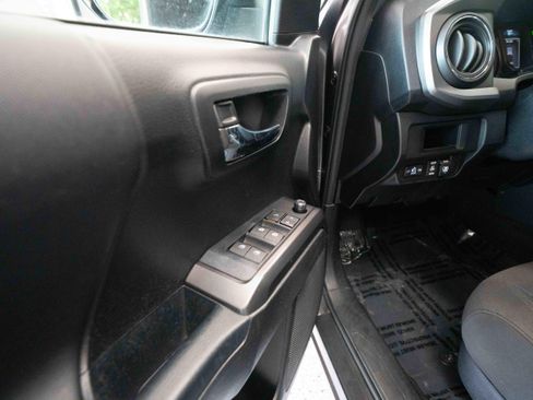 Used 2017 Toyota Tacoma TRD Off-Road w/ Premium & Technology Package AWD/4WD image 8