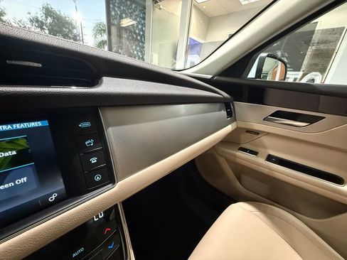 Used 2018 Jaguar XF Premium image 27