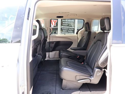 Used 2024 Chrysler Pacifica Touring-L FWD image 24