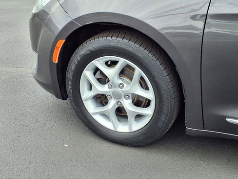 Used 2018 Chrysler Pacifica Touring-L w/ Tire & Wheel Group FWD image 28