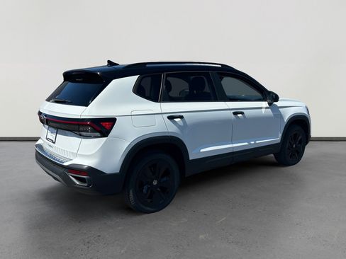 New 2026 Volkswagen Taos SE FWD image 5