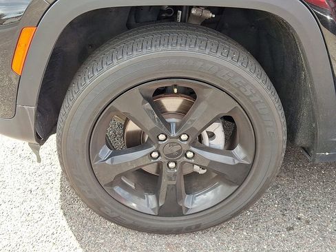 Used 2023 Jeep Grand Cherokee Altitude AWD/4WD image 29