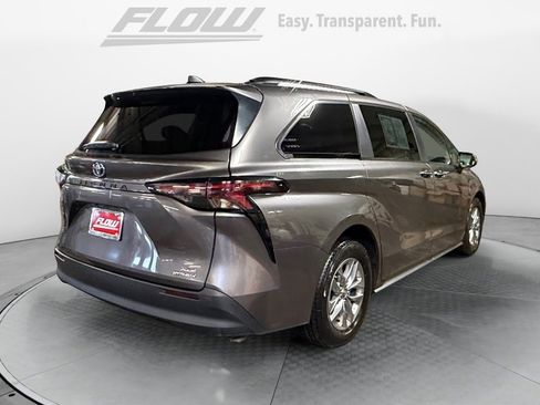 Certified 2024 Toyota Sienna XLE FWD image 9
