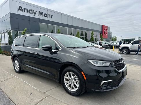 Used 2023 Chrysler Pacifica Touring-L FWD image 1