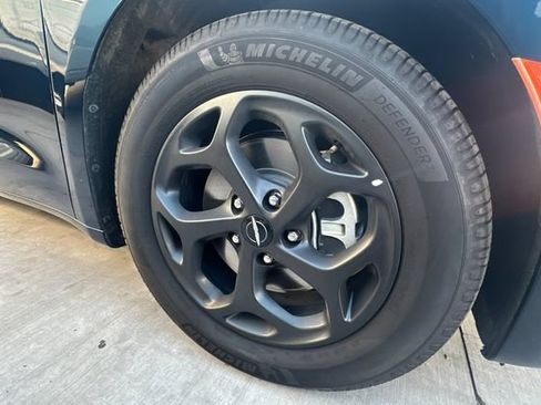 Used 2023 Chrysler Pacifica Touring-L w/ S Appearance Package FWD image 10