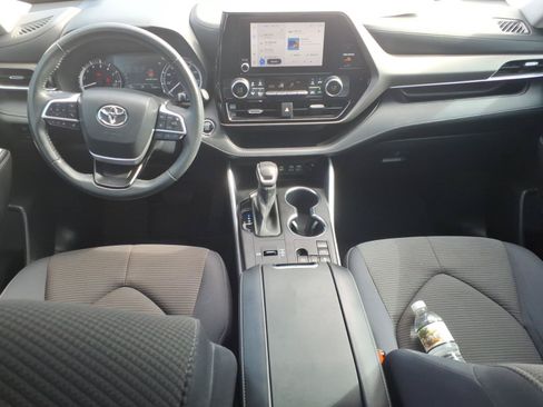 Used 2023 Toyota Highlander LE FWD image 11