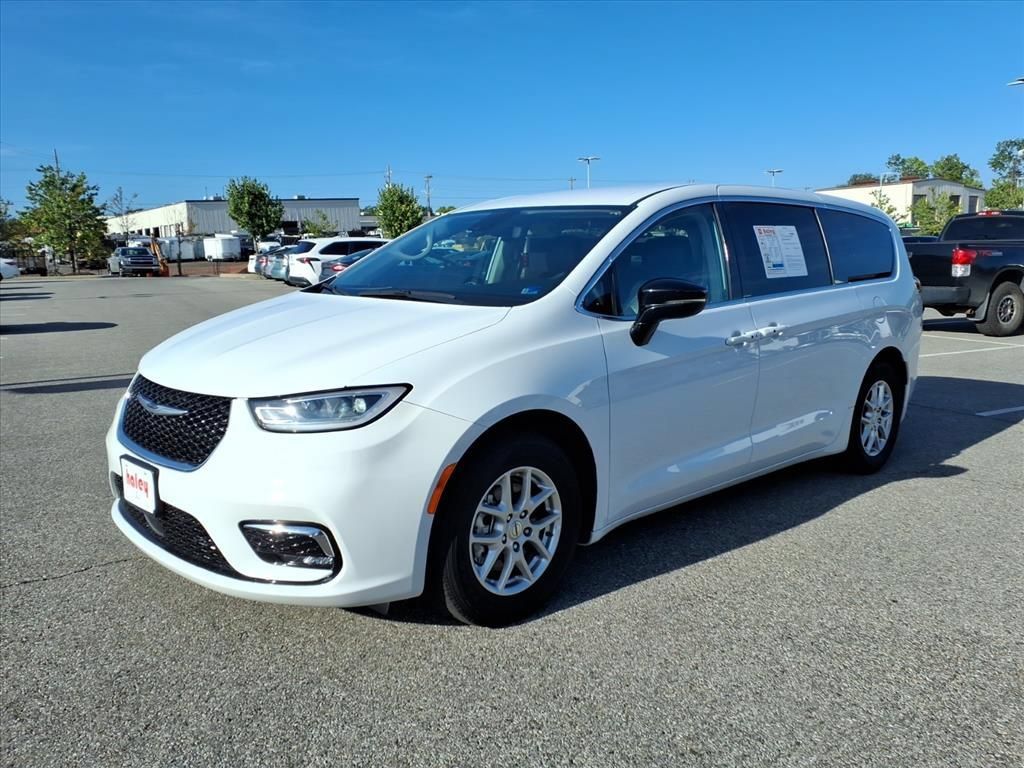 Used 2024 Chrysler Pacifica Touring-L FWD image 9