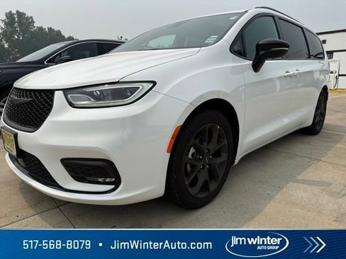 Used 2025 Chrysler Pacifica Limited FWD image 2